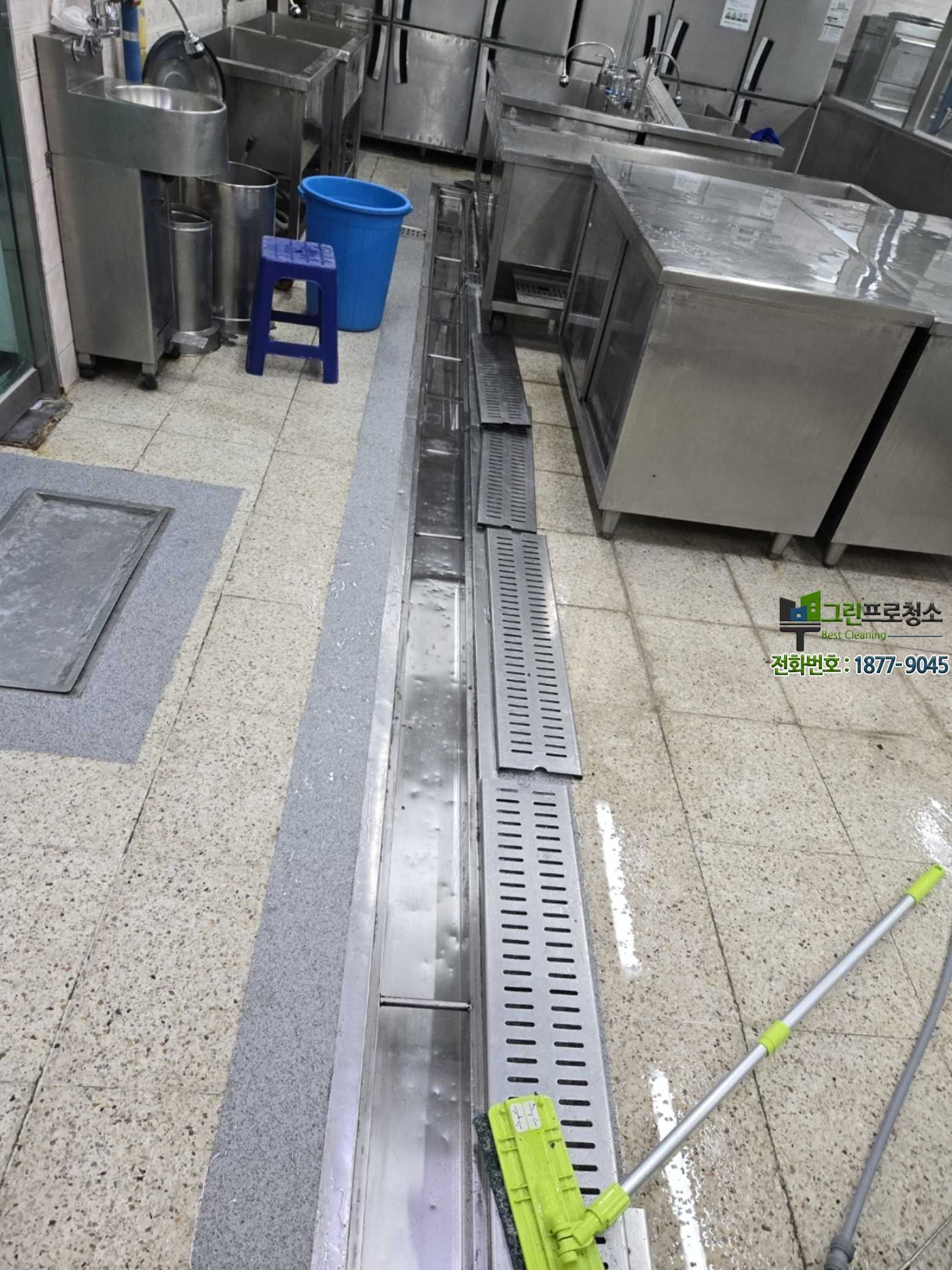 트렌치 청소 작업 개념을 설명하는 현장 이미지