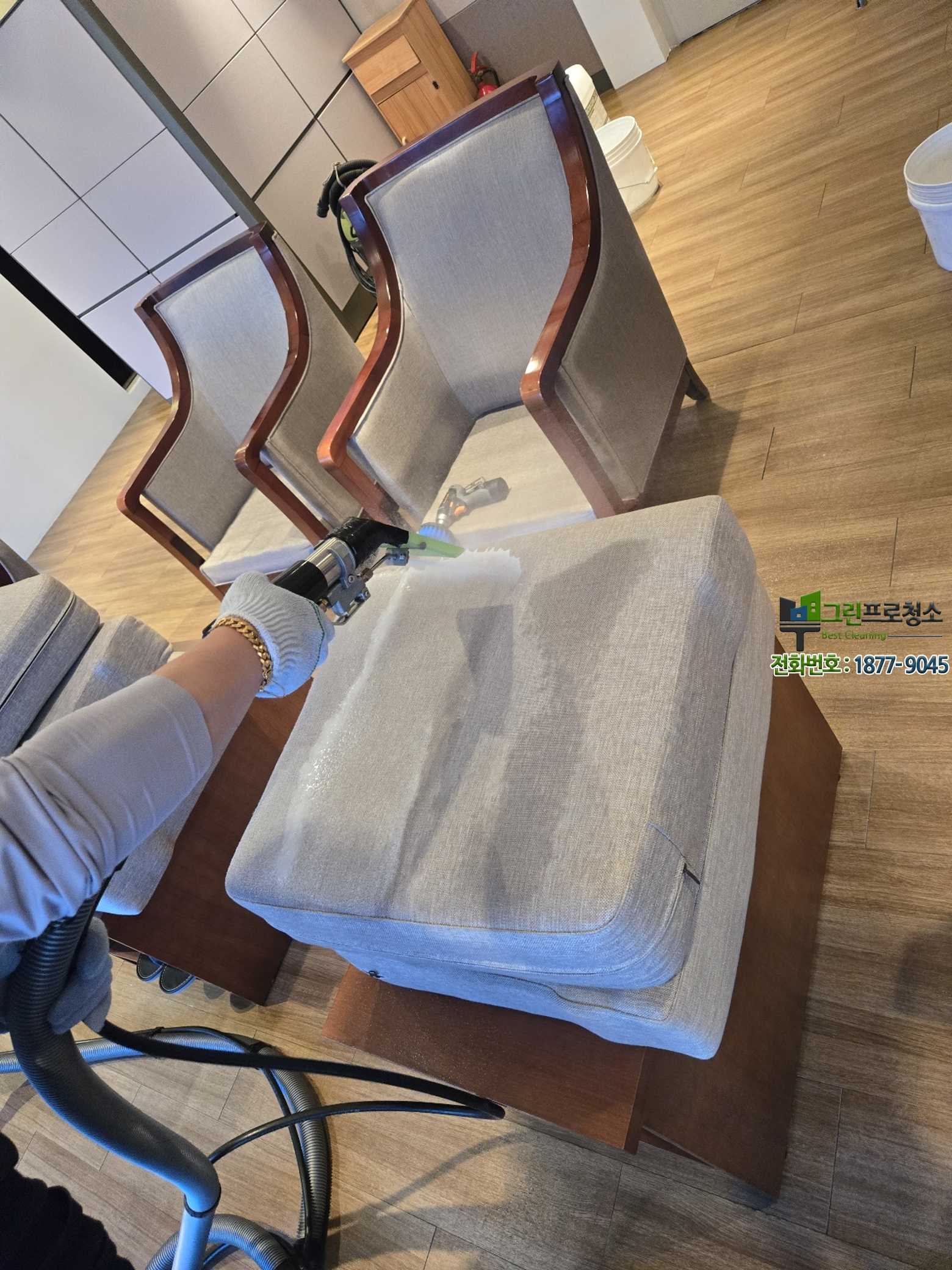 일반 청소와 전문 청소의 차이를 보여주는 이미지