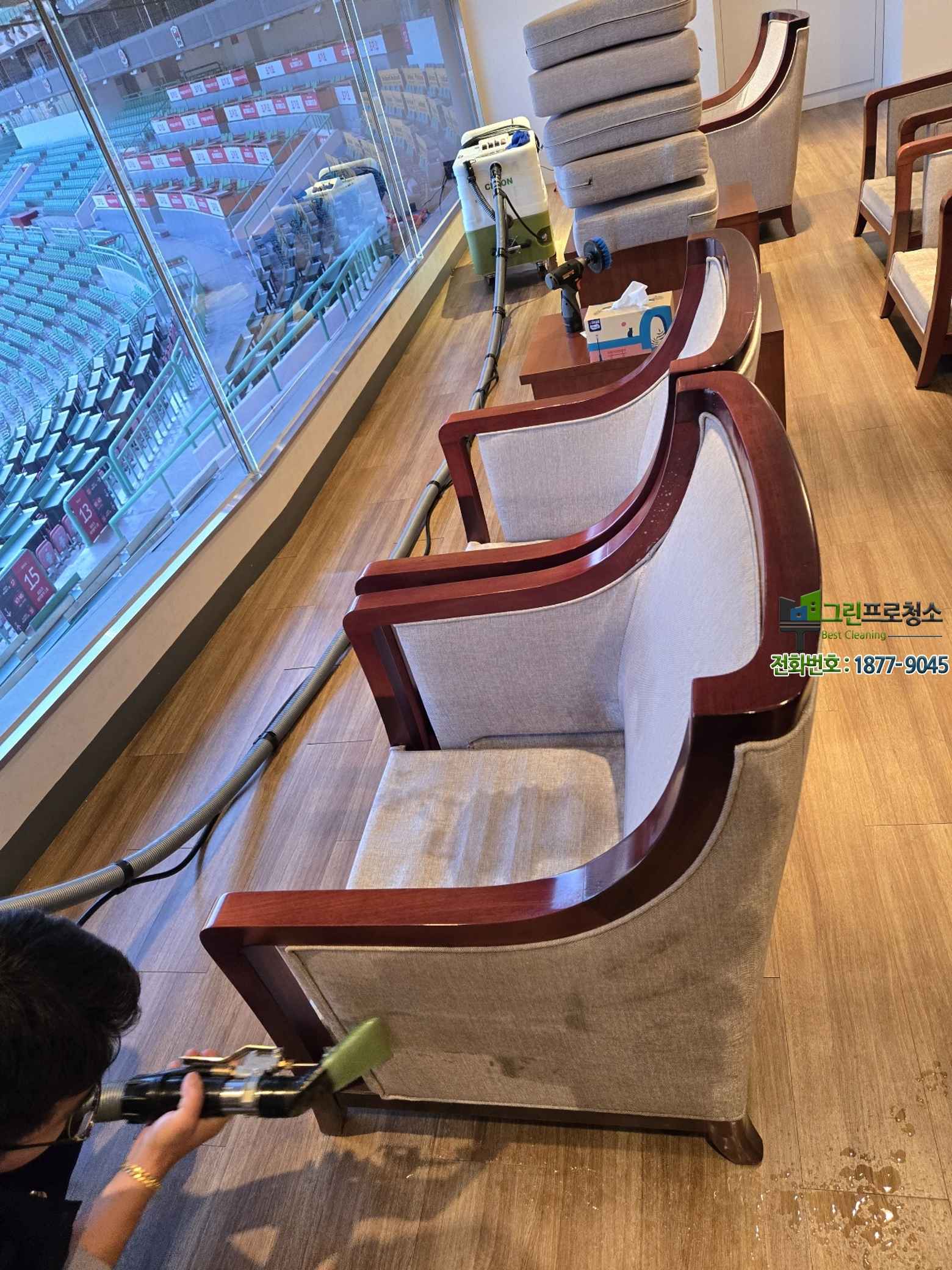 패브릭 의자 전문 청소 공정을 설명하는 이미지