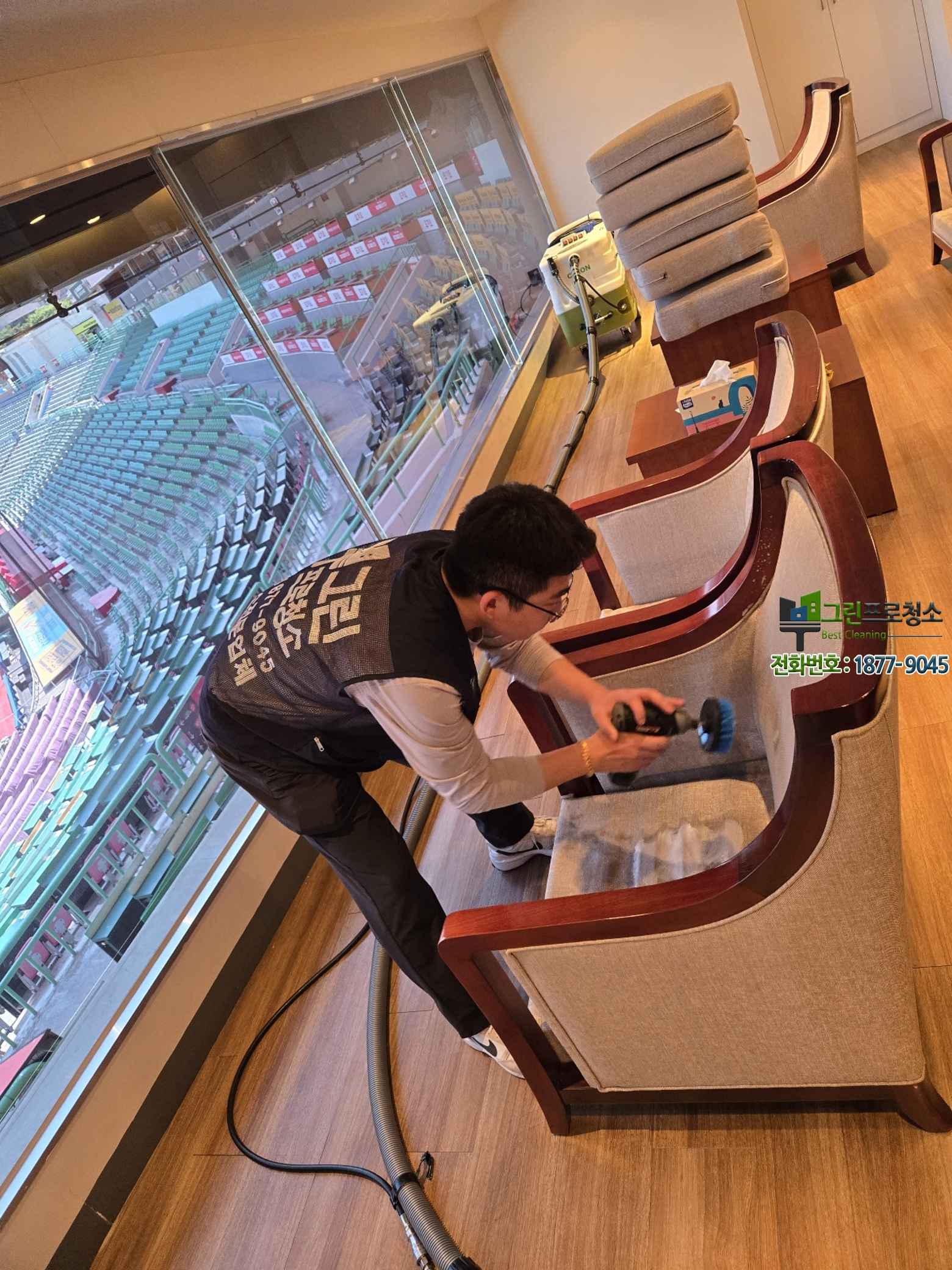 다중 이용시설에서의 의자 위생 관리 이미지