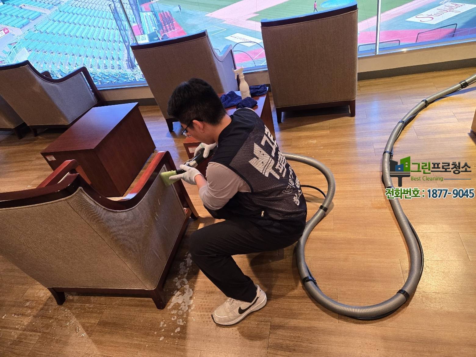 정기적인 의자 관리의 중요성을 보여주는 이미지