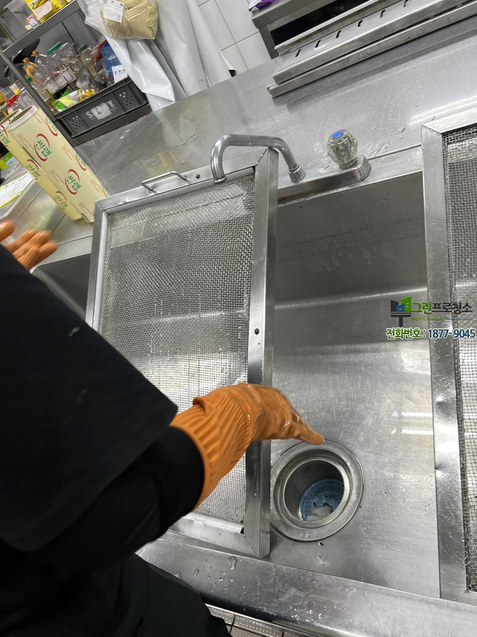 학교 급식실 전체 전경과 위생 관리 모습