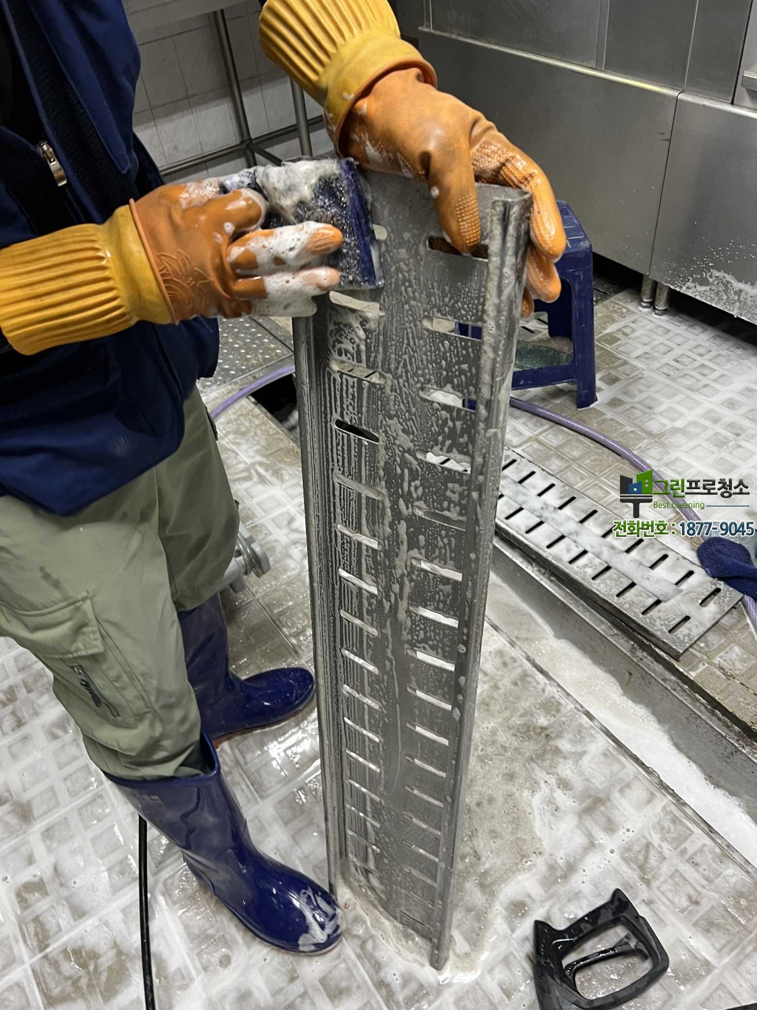 급식실 바닥과 조리 공간 전문 청소 모습