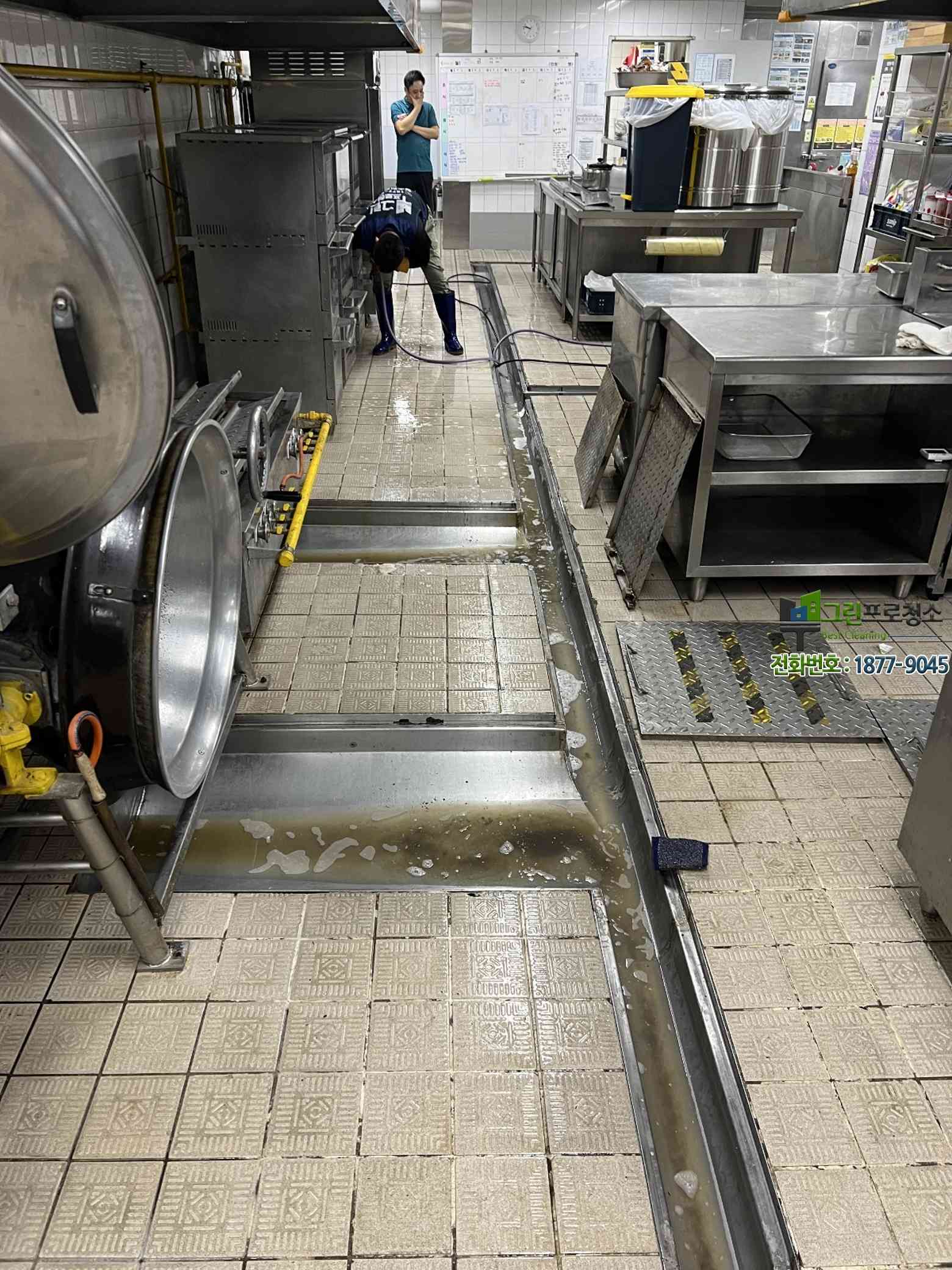 위생적으로 관리된 학교 급식 조리 라인