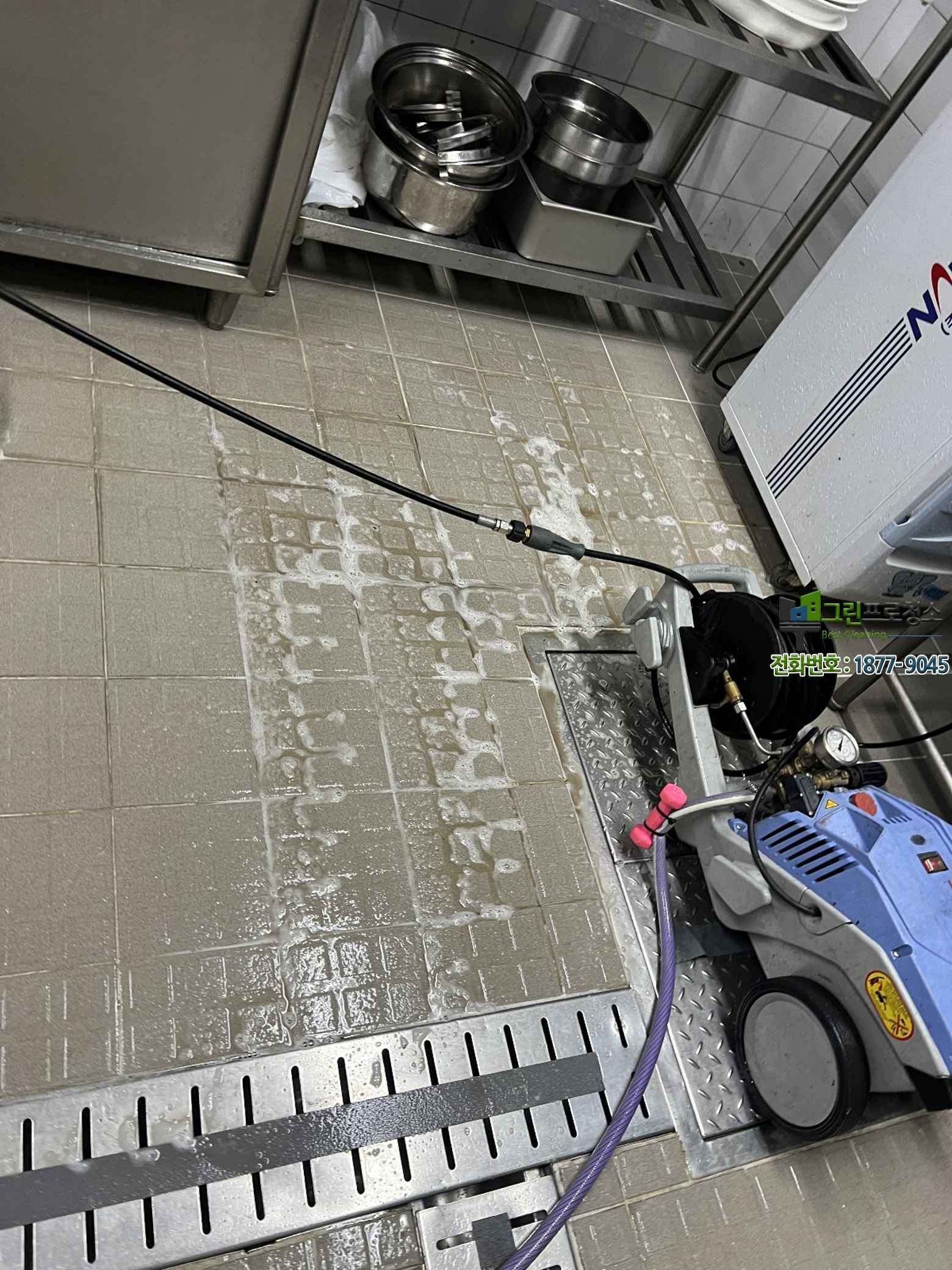 정기 청소 후 쾌적해진 급식실 환경