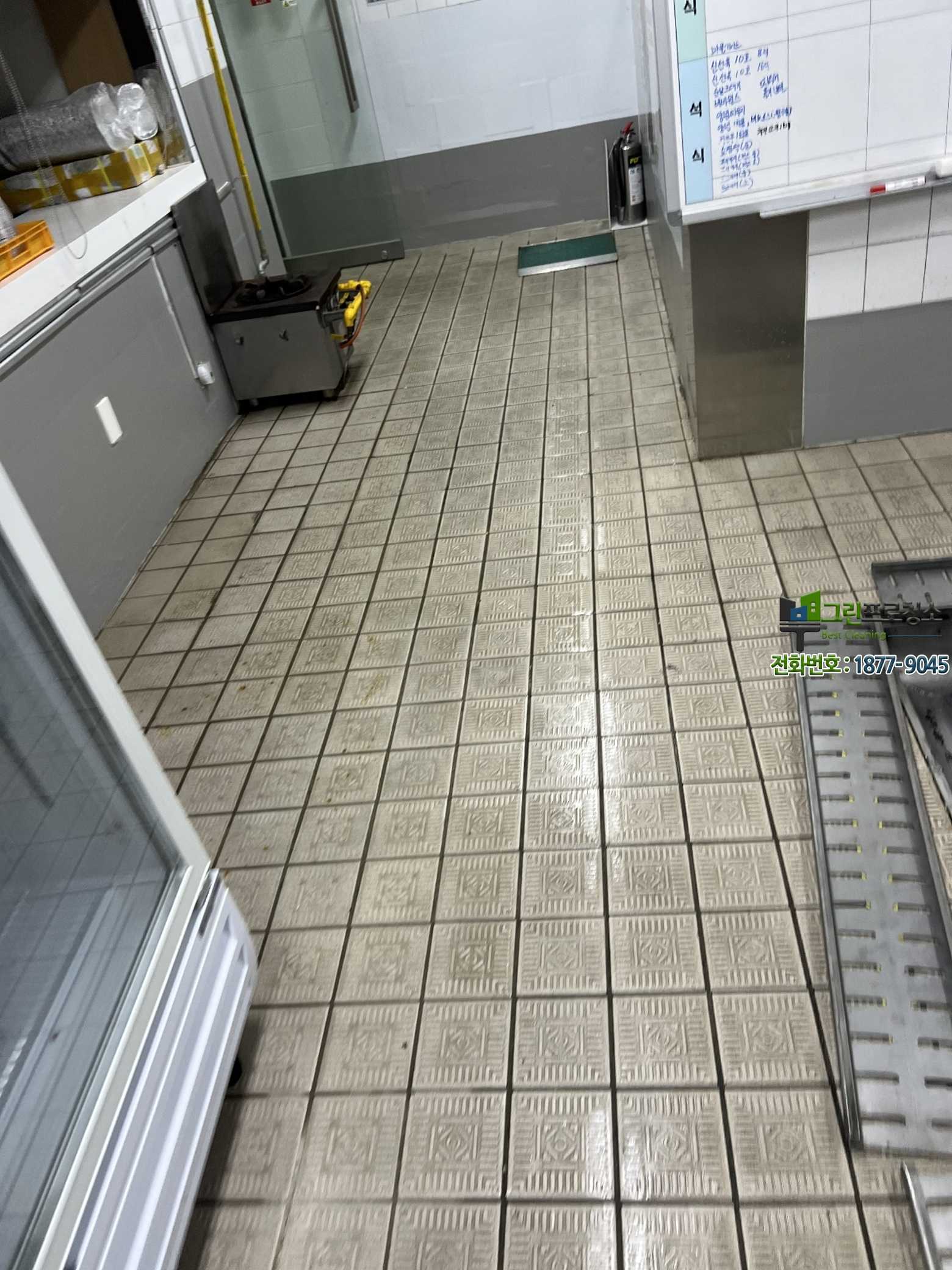 급식실 위생 점검을 준비하는 깨끗한 공간