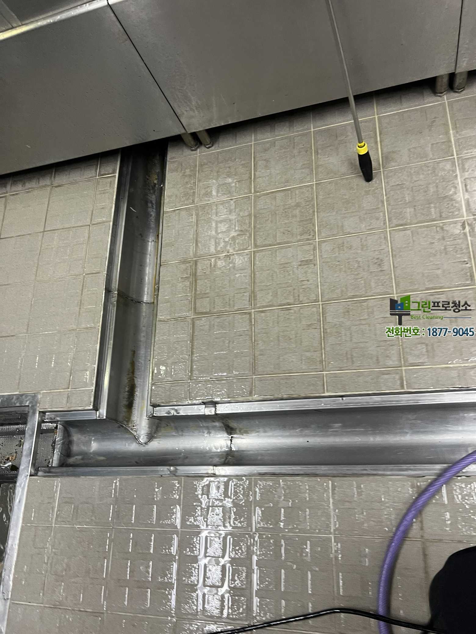 전문 장비로 급식실을 관리하는 청소 인력