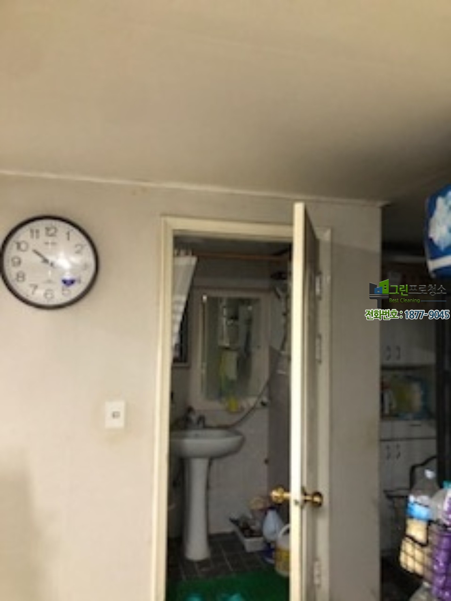 화재 이후 심각하게 훼손된 실내 공간과 그을음 상태