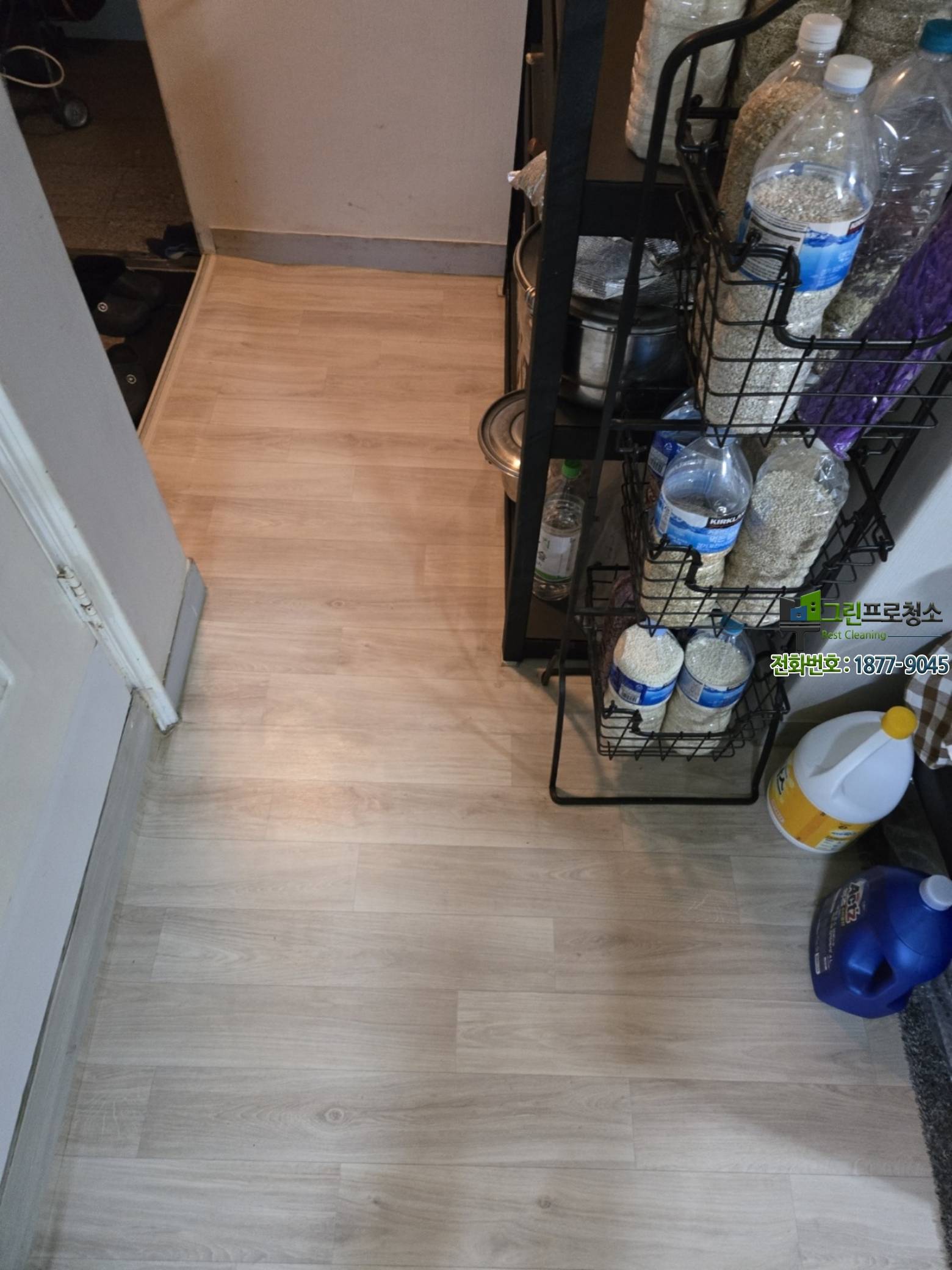 화재청소 전문 장비와 약품 사용 장면