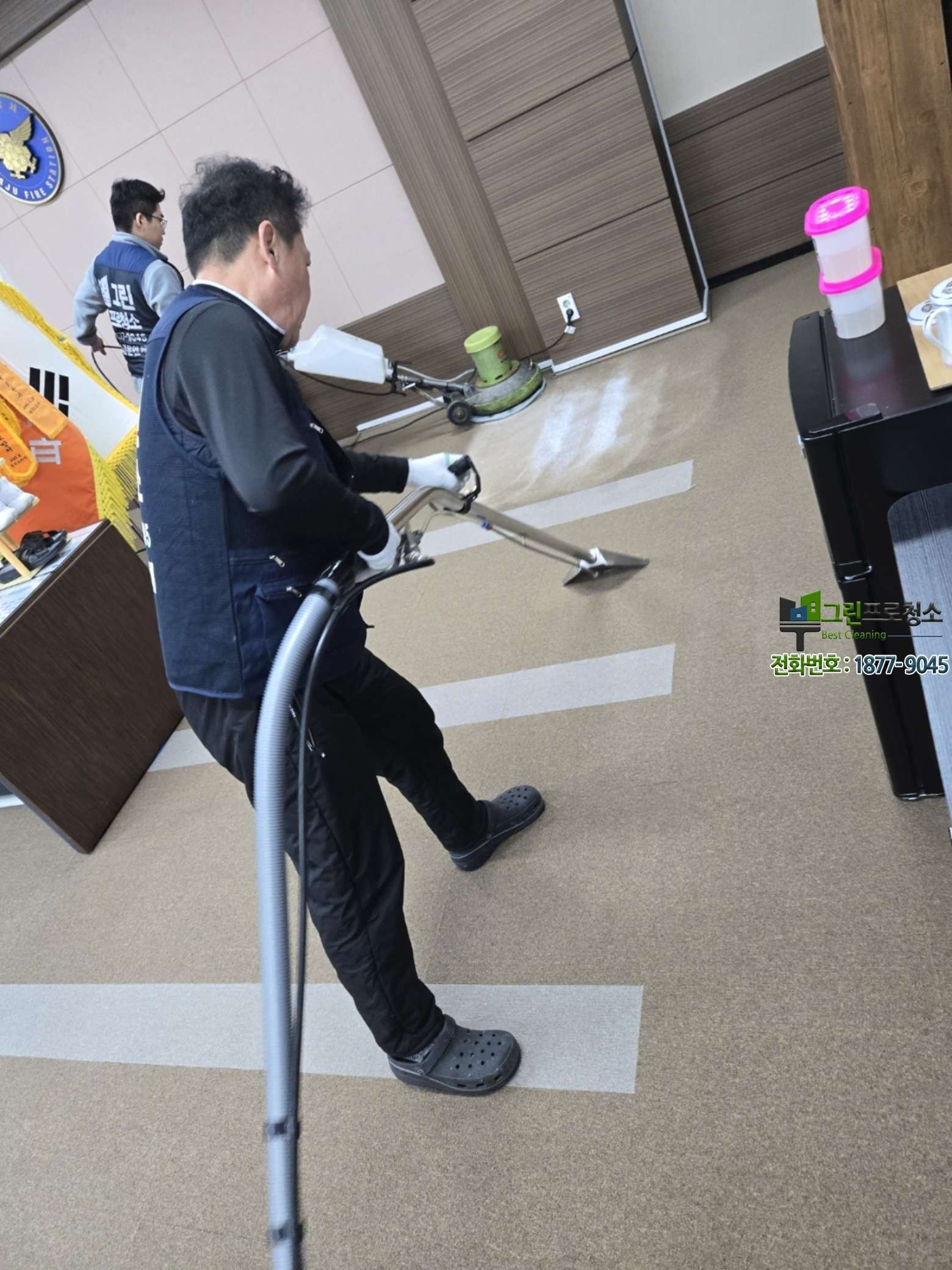 카페트 섬유 속 오염을 제거하는 전문 청소 과정