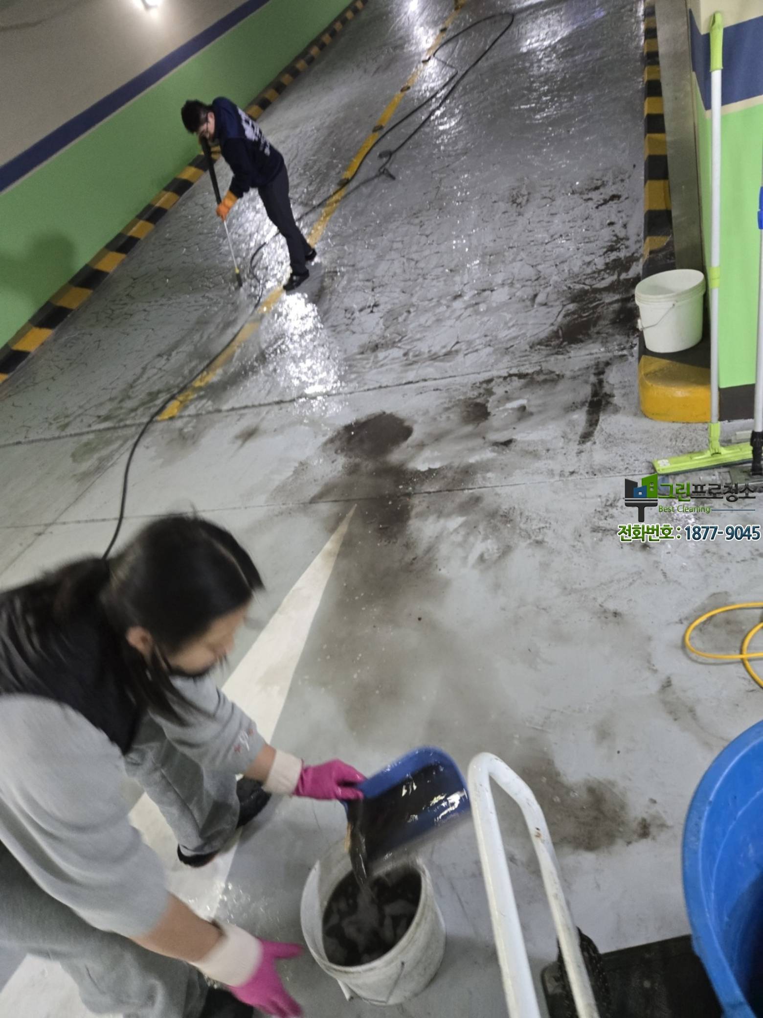 일반 청소 후에도 남아있는 유류 오염 바닥