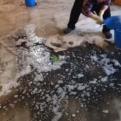 화재 후 긴급 청소 작업중입니다.