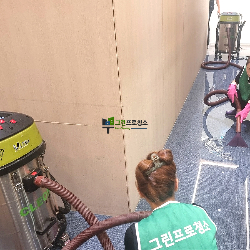 하수구 역류 청소 작업중입니다.