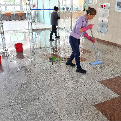 시청·군청 청소 작업중입니다.