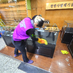 기타 관공서 건물 청소 작업중입니다.