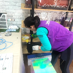 잔여 분말 제거 작업중입니다.